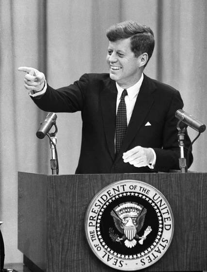 Blíženci jsou nepřehlédnutelné a výrazné osobnosti, a John F. Kennedy takový byl na tisíc procent