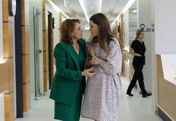 Aile - Episode 17 - Z filmu - Nur Sürer, Serenay Sarıkaya