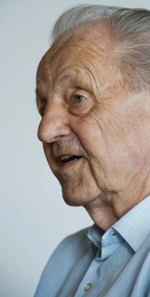 U Jakeše v obýváku. Papaláš slaví 95 let a říká: „Rozkradli zemi. Revoluce nám ublížila“