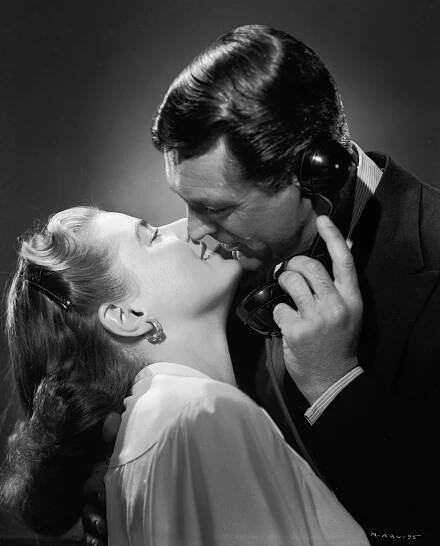 Ingrid Bergman and Cary Grant in Pověstný muž (1946)