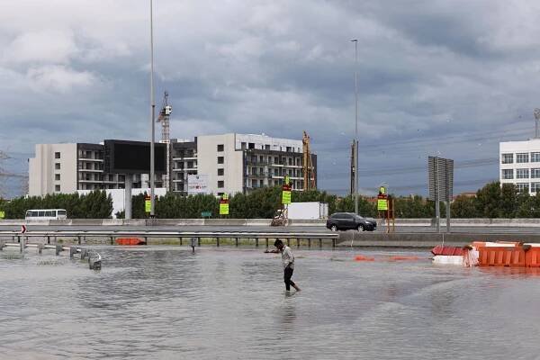 Foto: Povodně v pouštní Dubaji. Silnice se proměnily v řeky, letiště je ochromené