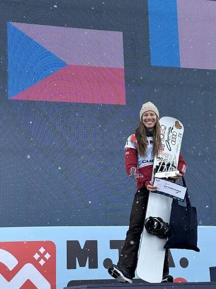 Eva Adamczyková: Snowboardcrossová šampionka s ikonickým namalovaným knírem - Horsefeathers