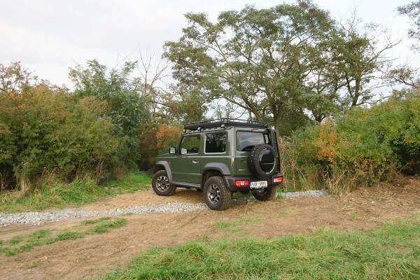 Autem, které za tři roky zdražilo o polovinu. Suzuki Jimny překonává terén i inflaci