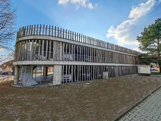 Od srpna končí parkování zdarma u CPA Delfín v Brodě. Za den zaplatíte stovku