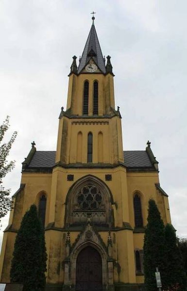 Kostel Narození Panny Marie je dominantou obce. Pravidelně se tam koná Noc kostelů nebo adventní koncerty.