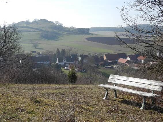 Blick vom Festberg auf Philippinenthal und den Helfenberg (links)