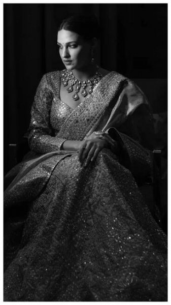 Himanshi Khurana gives Diwali inspiration in her golden ethnic gown