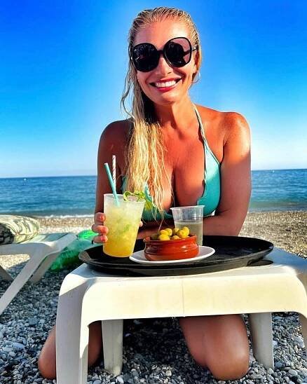 Svůdná a přitažlivá Lucie Borhyová. Krásná moderátorka svým fanouškům dopřála pohled na své křivky v bikinách