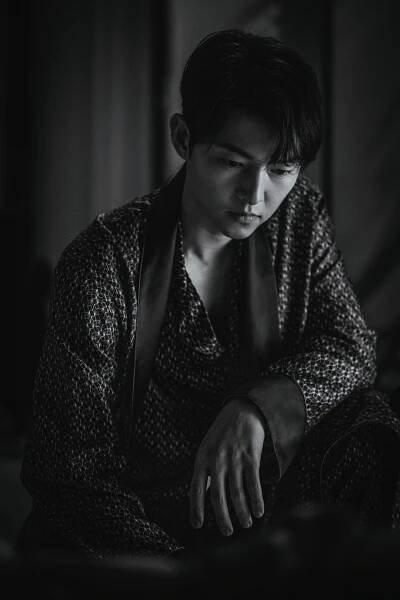 Song Joong Ki nebyl spokojen se svou italštinou, při natáčení Vincenza se však skvěle bavil. Padouchům přál krutý trest