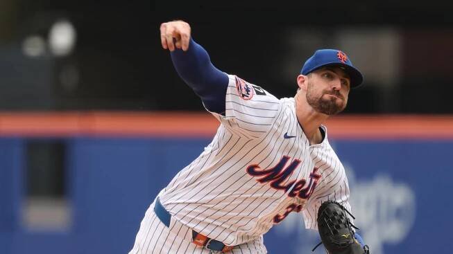 New York Mets starting pitcher Clay Holmes (35) delivers a pitch during the third inning against the Milwaukee Brewers at Citi Field.
