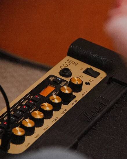 GIF showing different shot of the 'Marshall CODE25 Combo' amplifier. 
