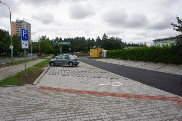 Nové parkoviště vsakuje dešťovou vodu