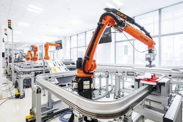 6 7ROZHOVOR ROZHOVOR Insfrastruktura Testbed pro Průmysl 4.0 Český institut informatiky, robotiky a kybernetiky, ČVUT v Praze (CIIRC). Foto: Jiří Ryszawy.