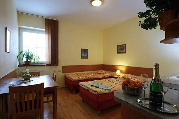 ctyrluzkovy-apartman-s-balkonem-01