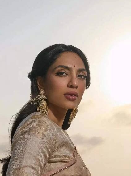 Sobhita Dhulipala Redefines Grace with Her Enchanting Saree Ensemble