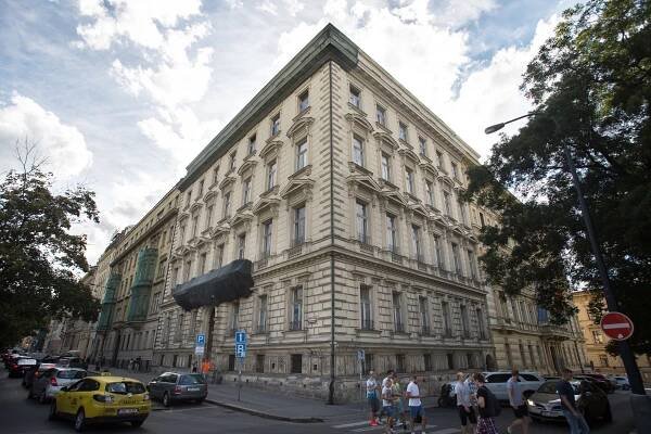 Foto: Opuštěné a prázdné domy v centru Prahy. Budete překvapeni, možná kolem nich denně chodíte
