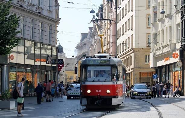 Houkání parní tramvaje, návrat koní. V centru Brna zažili dopravní nostalgii