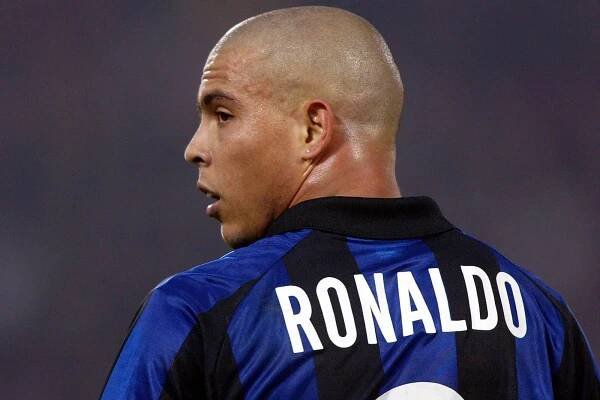 Ronaldo zu Real Madrid
Der brasilianische Doppelweltmeister Ronaldo ging nach der WM 2002 in Japan und Südkorea für 45 Millionen Euro von Inter Mailand zu Real Madrid, wo er auf Anhieb zum Weltfußballer wurde. 