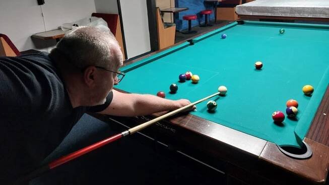 Stůl na hru pool je menší. Plátno se podobá džínovině | foto: Irena Šarounová,  Český rozhlas