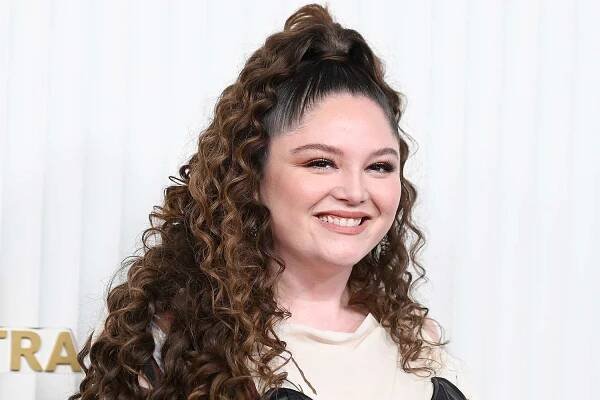 Meg Stalter Jokes About Tanning as a Teen Despite Her Fair Skin: 'We Didn't Think About Sunscreen'