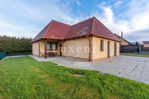 Pronájem rodinného domu 4+kk, 160 m2, na poz. 1000 m2, Červený Újezd, Praha-západ | Reality.iDNES.cz 