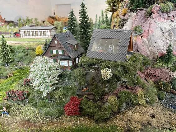 Třeboňské modelové kolejiště s vláčky doplňují také figurky lidí a zvířat. Vše je propracované do nejmenších detailů.