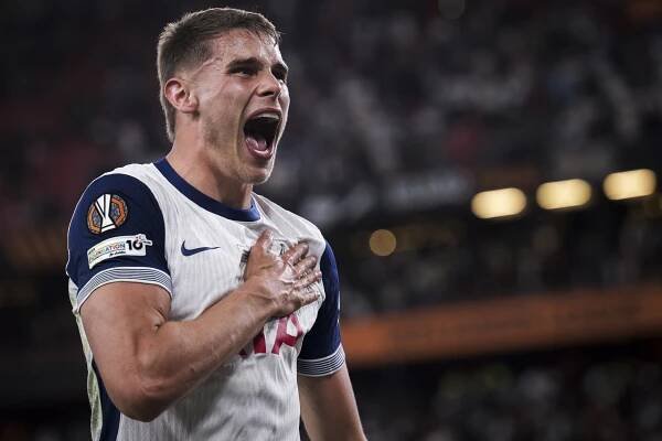 Micky van de Ven of Tottenham Hotspur FC celebrates...