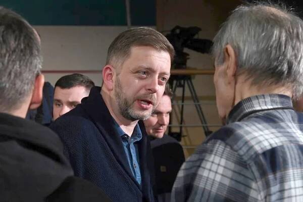 Mgr. Vít Rakušan (* 16. června 1978 Kolín) je český politik a středoškolský učitel, od prosince 2021 první místopředseda vlády a ministr vnitra ČR ve vládě Petra Fialy, od října 2017 poslanec Poslanecké sněmovny PČR, od roku 2019 předseda hnutí STAN (v letech 2016 až 2019 pak 1. místopředseda), mezi lety 2012 a 2021 zastupitel Středočeského kraje (v letech 2016 až 2017 působil jako 1. náměstek hejtmanky), v letech 2010 až 2019 starosta města Kolín.