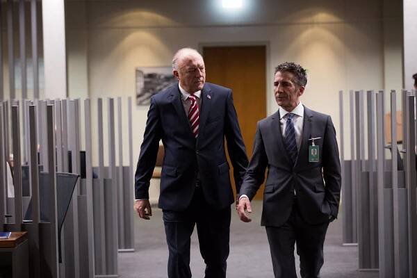 Berlínská mise - Dějiny píšou vítězové - Z filmu - John Doman, Leland Orser