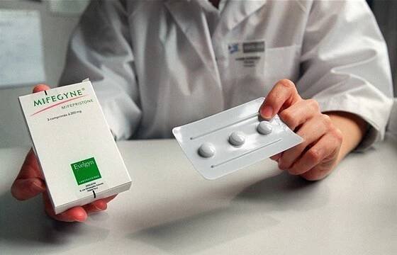 Vše, co jste chtěli vědět o potratové pilulce. Odpovědi gynekologa