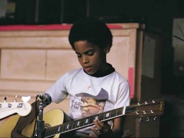 Lenny Kravitz as a kid playing guitar