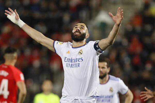 Barcelona už je druhá, Real Madrid zahrával tři penalty, Benzema proměnil dvě