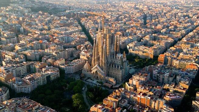 barcelona eixample rezidenční čtvrť a slavná bazilika sagrada familia při západu slunce. katalánsko, španělsko - barcelona španělsko - stock snímky, obrázky a fotky