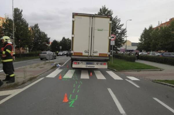 Cyklistku srazil v Hranicích nákladní vůz. Utrpěla vážná poranění