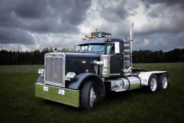 PETERBILT 359 A DAY CAB - Prague Car Festival - Auto-moto