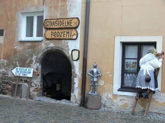 26. Vchod do strašidelného podzemí

