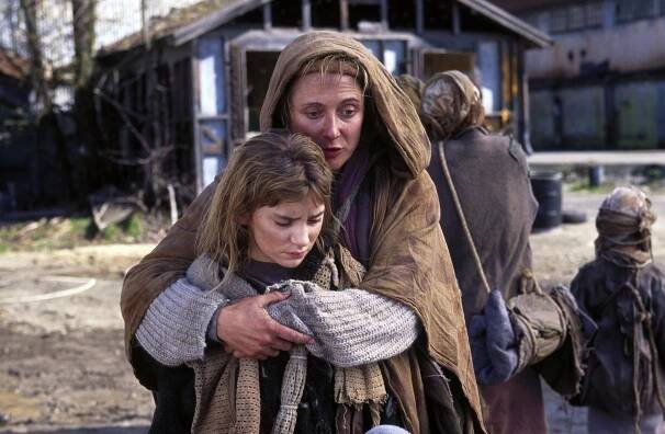 Krajní meze - Zaslíbená země - Z filmu - Jessica Harmon, Caroline Goodall