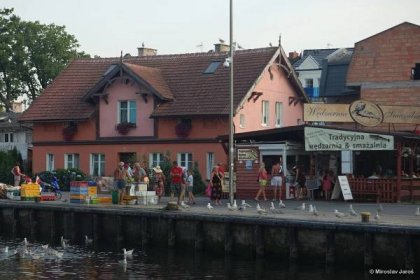 Rybí trh v Darłowu naproti stání pro návštěvníky