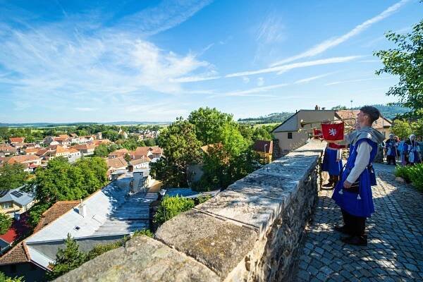 V sobotu ráno budí Jemnické bubeníci na hradbách. Foto David Baštář. 