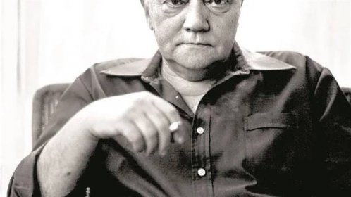 Rudolf Hrušínský. Rejstřík jeho rolí je neskutečně bohatý: od komediálních postaviček po strnulé záporáky, z nichž jde strach. Točil až do své smrti v roce 1994.