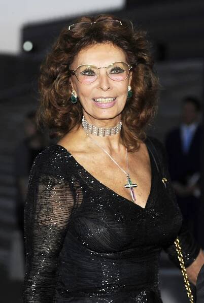 Sophia Loren - Sophia Loren je typickým příkladem chudé vesnické dívky a navíc i „ošklivého káčátka“ - Story