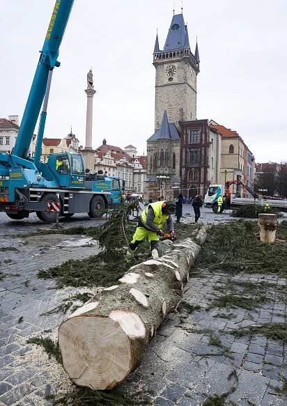 FOTO: Praha odstranila vánoční strom ze Staroměstského náměstí