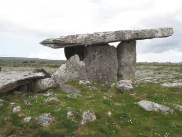 File:Megalithic Passage Tomb.jpg - Wikimedia Commons