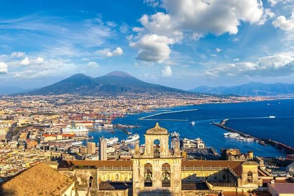 Napoli (Neapol) a Vesuv na pozadí při západu slunce v letní den, Itálie, Kampánie — Stock obrázek
