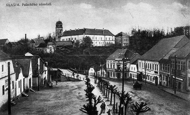 Vlašim, pohled přes Palackého náměstí k zámku; před rokem 1918 (sbírka Jiřího Fiedlera).