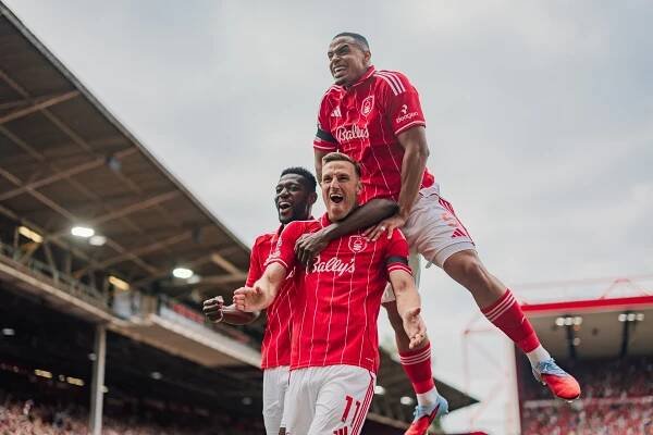 Nottingham Forest players celebrating a goal.