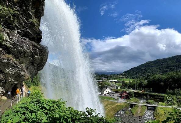 Steinsdalsfossen - možno vstoupit za jeho vodní stěnu