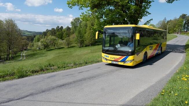 Ve Valmezu a Rožnově vyjely nové žluté autobusy