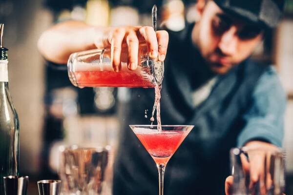 Sezóna koktejlů je tady: Ukažte v našem kvízu, zda víte, co patří do Daiquiri a z čeho se dělá Piňa Colada - Expres FM