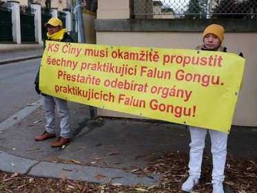 „Budeme se tu scházet tak dlouho, jak bude potřeba,“ vzkázali čínské ambasádě příznivci Falun Gongu